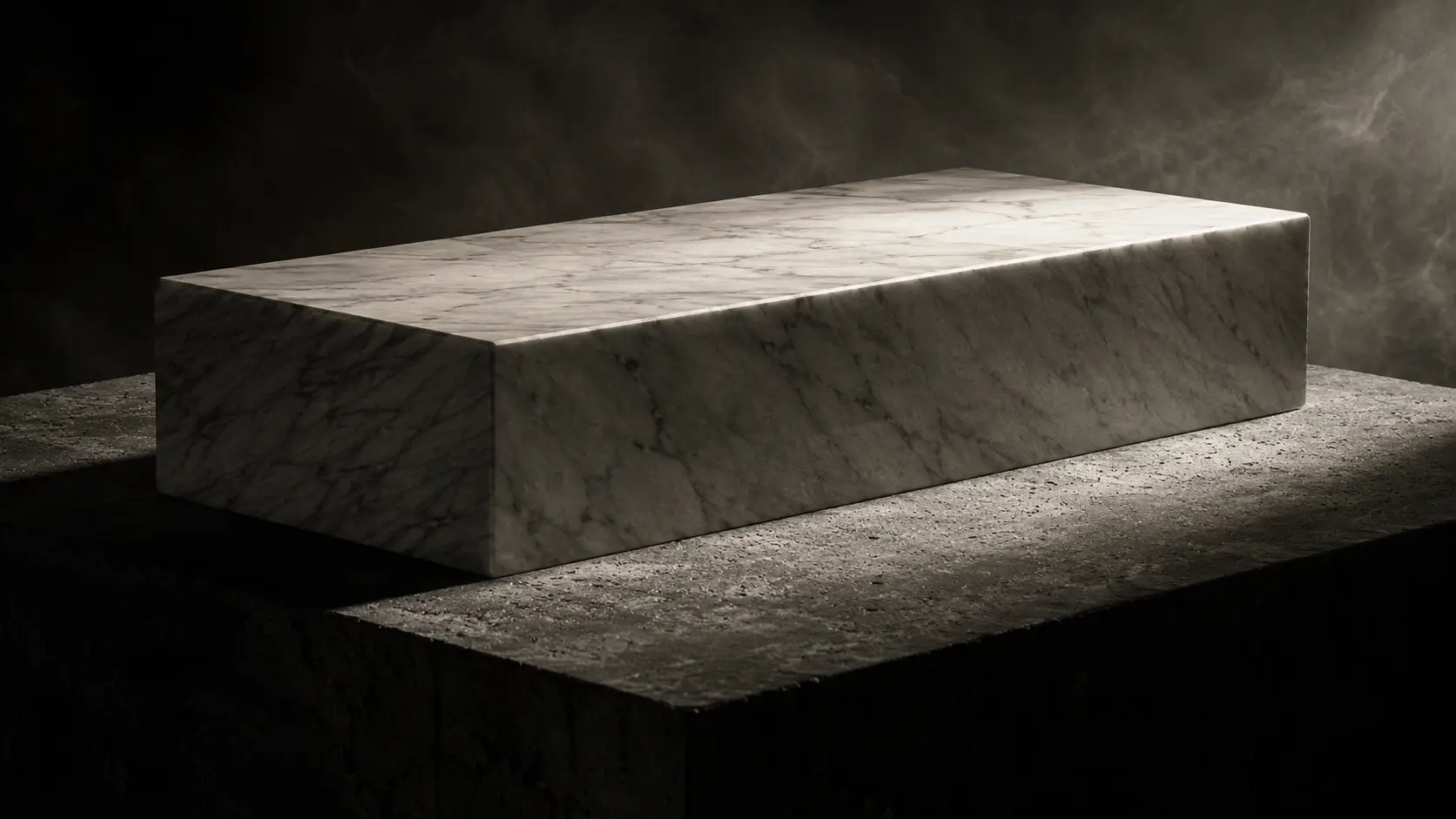 Bloc de marbre clair posé sur un socle de béton brut, longue ombre rasante