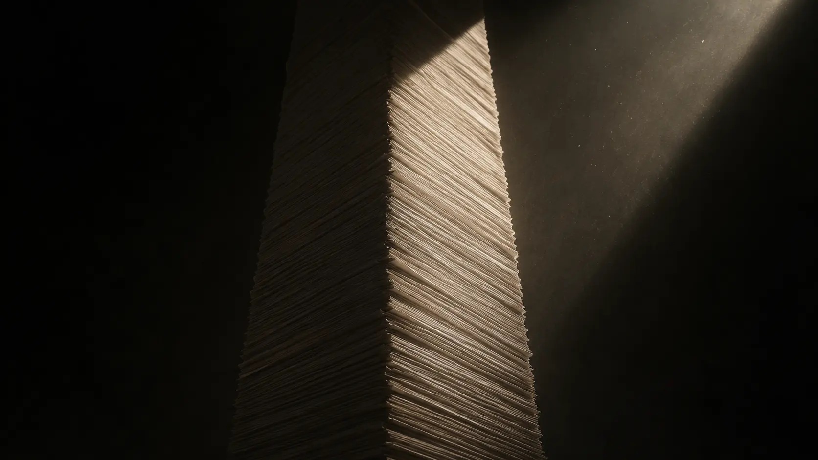 Colonne de béton érodée et fissurée, fragments dispersés à sa base